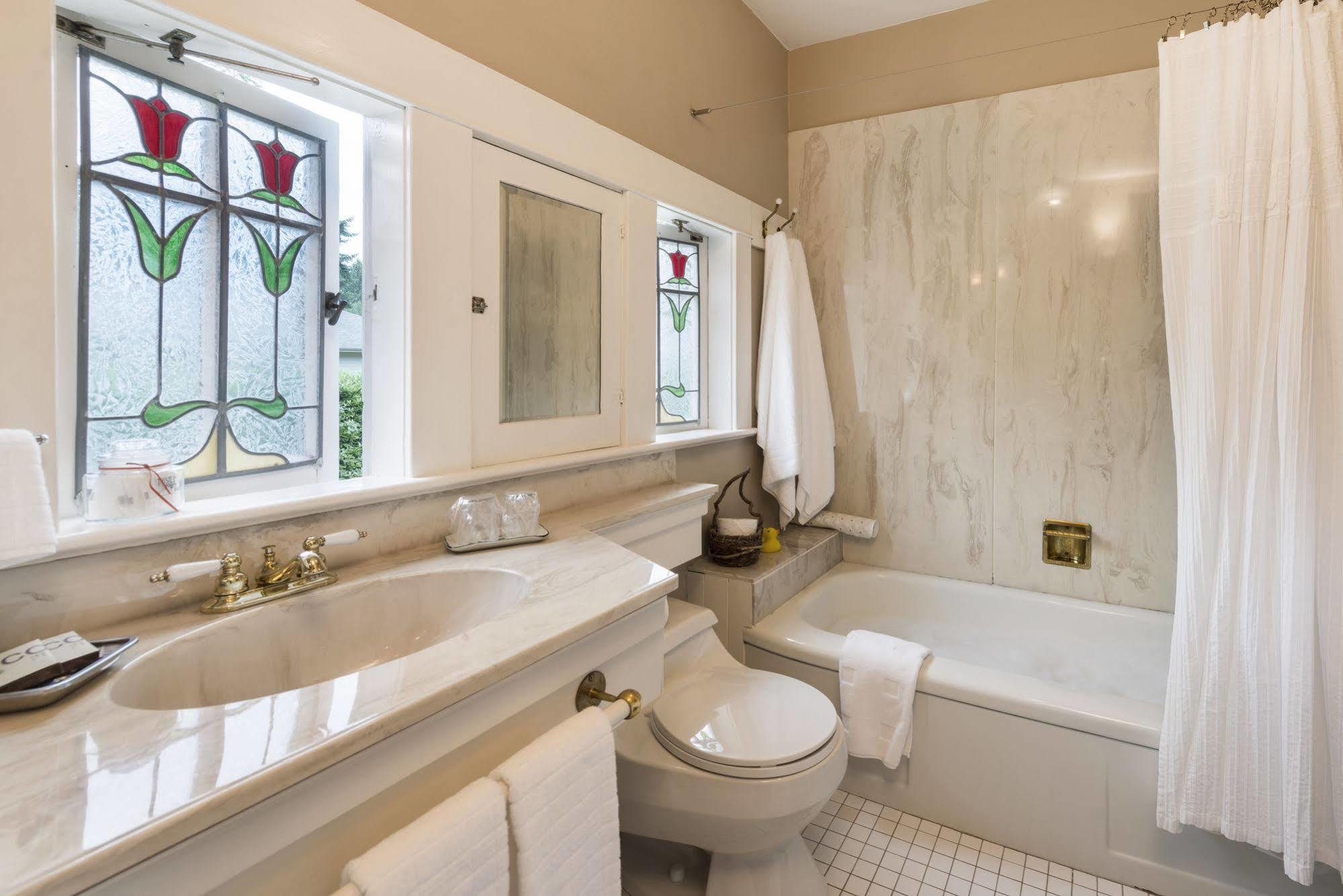 Thistledown House West Vancouver Extérieur photo