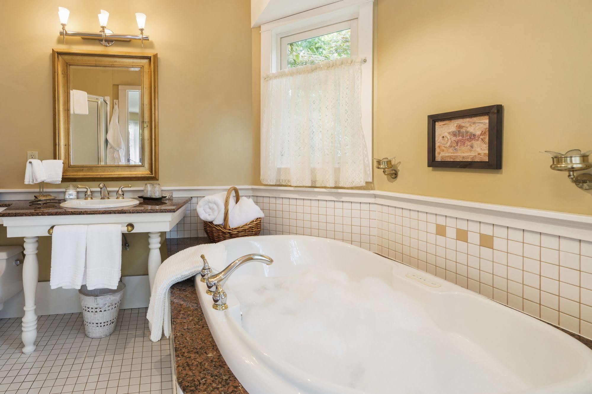 Thistledown House West Vancouver Extérieur photo