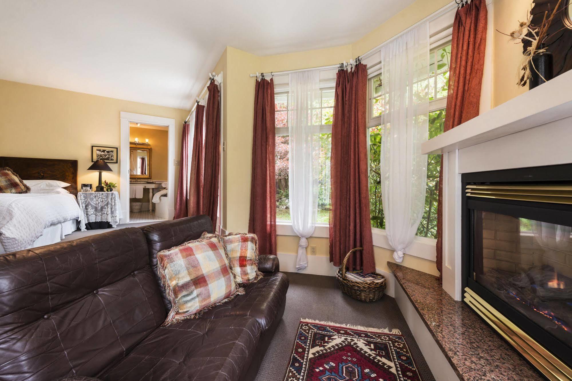 Thistledown House West Vancouver Extérieur photo